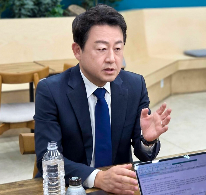 ▲&nbsp;더불어민주당 김용남 경기 평택시을 국회의원 재·보궐선거 후보가 인터뷰를 진행하며 평택 발전 구상과 주요 공약에 대해 설명하고 있다. /사진제공=김용남 후보 캠프