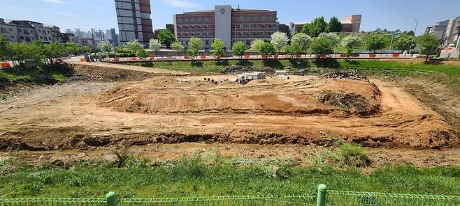 2026년 5월 현재 당초 습식으로 설계하고 설치한 것을 건식화로 바꾸는 사업이 진행되고 있는 현촌저류지. 박명호기자/