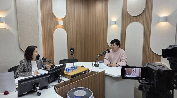 이승기 변호사(오른쪽)와 박주언 앵커 2026.05.08.[시진 = 시사뉴스팀]
