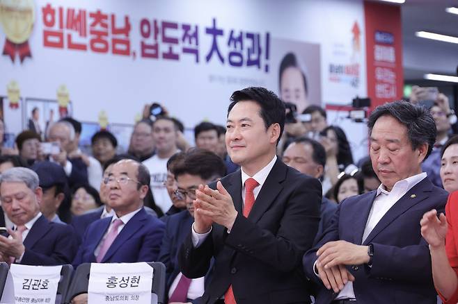 국민의힘 장동혁 대표가 9일 김태흠 충남지사 후보 선거사무소 개소식에서 박수를 치고 있다./ 연합뉴스
