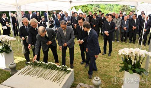 ‘동곡 김진만(1918~2006) 선생 20주기 추모식’이 10일 경기도 남양주시 금곡 선영에서 엄수된 가운데 동곡사회복지재단 전현직 임원들이 헌화하고 있다. 남양주시 금곡=박승선기자