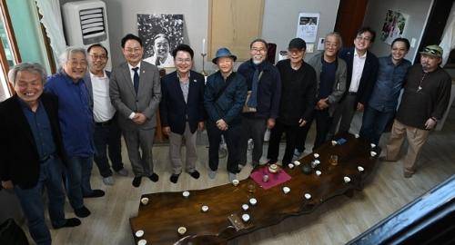 고(故) 이외수 작가의 타계 4주기를 맞아 9일 춘천 교동 ‘격외선당’에서 기억 모임 ‘기억하는 사람들