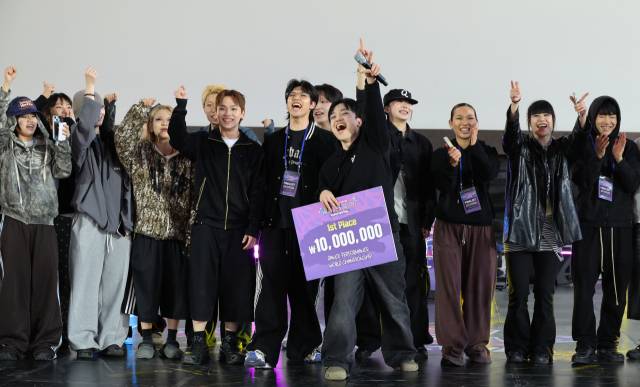 2026 부산스텝업댄스페스티벌이 10일 부산 해운대구 영화의전당에서 성대한 막을 내렸다. 이날 ‘댄스 퍼포먼스 월드 챔피언십’ 부문에서 우승을 차지한 '데스팟 크루' 멤버들이 기뻐하고 있다. 정종회 기자 jjh@