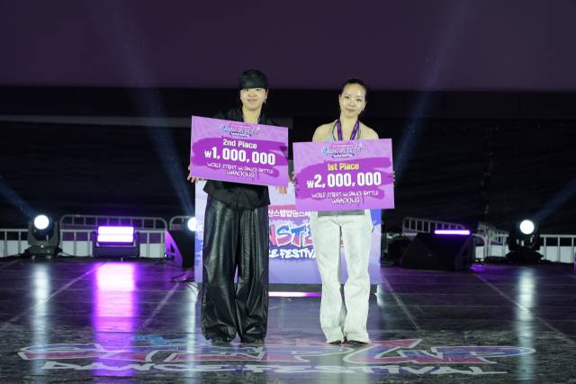 '월드 스트리트 1:1 댄스 배틀 왁킹'에서 1위를 차지한 박승주(다니·부산, 왼쪽)와 2위에 오른 한가현(가현·부산). 청년문화진흥협회 제공