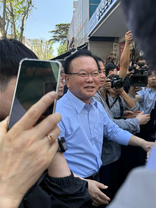 더불어민주당 김부겸 대구시장 예비후보가 9일 대구 중구 서문시장에 모습을 드러내자 시민들의 환호가 이어졌다. 박수연 기자