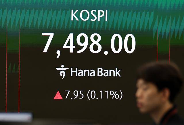 코스피가 장 후반 상승 전환해 7500선 턱밑에서 장을 마치며 또 사상 최고치를 경신한 지난 8일 서울 하나은행 본점 딜링룸에서 딜러들이 업무를 보고 있다. [사진=연합뉴스]