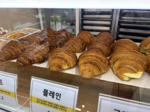 성심크루아상 매장 내 오븐에서 나온 플레인 크루아상 빵이 새롭게 진열돼 있다./안재선 기자
