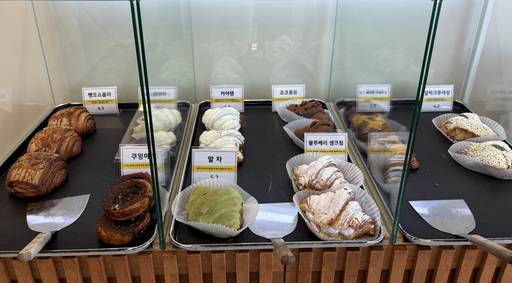 성심크루아상 매장 내 비치된 크루아상 빵./안재선 기자
