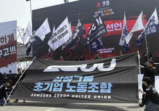 삼성전자노동조합 공동투쟁본부 조합원들이 지난 23일 오후 경기 평택시 삼성전자 평택사업장 앞에서 열린 투쟁결의대회에서 구호를 외치고 있다./차현정 기자