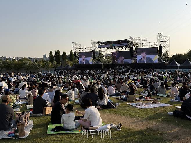 9일 서울 마포구 난지한강공원 젊음의 광장에서 시민들이 잔디에 앉아 야외 음악 공연을 즐기고 있다.(황민주 기자 minchu@)