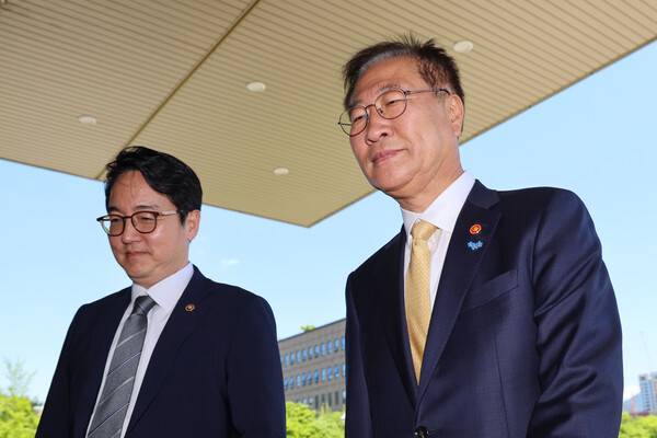 2024년 5월 8일 박성재 법무부 장관(오른쪽)과 가석방심사위원장인 심우정 법무부 차관이 정부과천청사 법무부로 향하고 있다. 이날 법무부에서 서울 동부구치소에 수감 중인 윤석열 대통령의 장모 최은순 씨의 가석방 재심사가 열린다. 2024.5.8. 연합뉴스