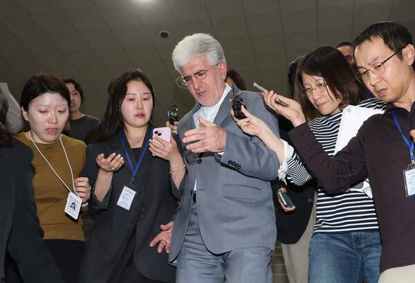 사이드 쿠제치 주한이란대사가 10일 정부서울청사 외교부에 HMM 나무호 호르무즈해협 피격 사건 관련해 초치된 뒤 청사를 떠나고 있다. 2026.5.10 연합뉴스