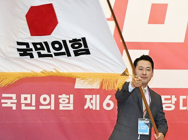지난해 8월 당시 장동혁 국민의힘 신임 당대표 서울 여의도 국회 도서관에서 열린 제6차 전당대회 결선에서 당기를 흔들고 있다. (사진출처 : 뉴스1)