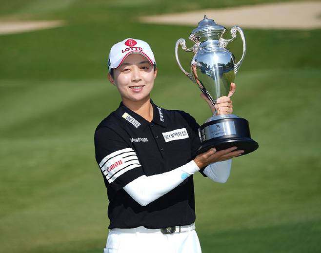김효주가 10일 경기 용인시 수원 컨트리클럽에서 열린 KLPGA 투어 NH투자증권 레이디스 챔피언십에서 우승한 뒤 트로피를 들어 올리고 있다. (사진=이데일리 골프in 조원범 기자)