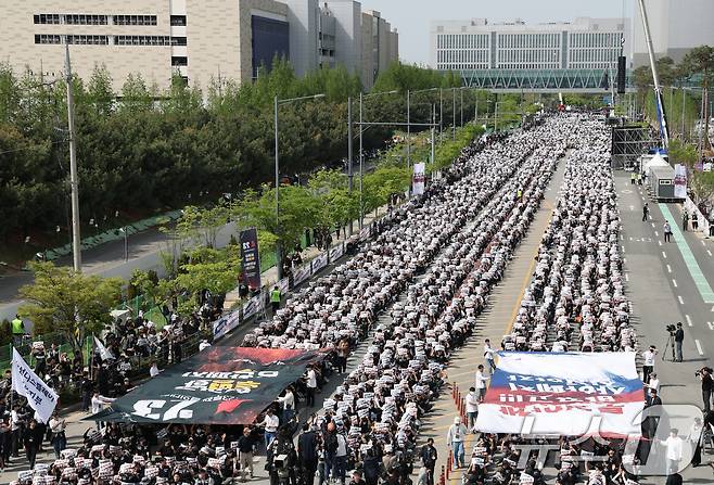 23일 경기 평택시 고덕동 삼성전자 평택캠퍼스에서 열린 삼성전자 노동조합 공동투쟁본부 '4·23 투쟁 결의대회'에서 조합원들이 구호를 외치고 있다. 2026.4.23 ⓒ 뉴스1 김영운 기자