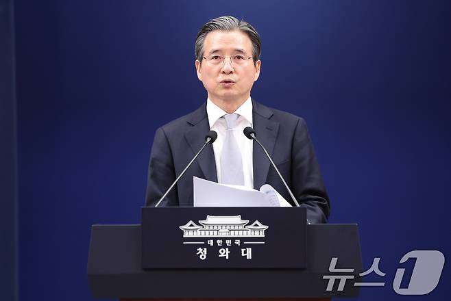 김용범 정책실장이 27일 청와대 춘추관에서 데미스 하사비스 구글 딥마인드 공동창업자 겸 대표 접견 관련 브리핑을 하고 있다. 2026.4.27 ⓒ 뉴스1 허경 기자