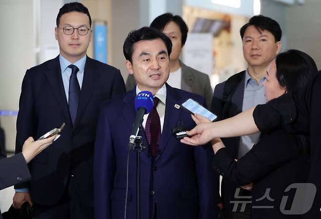 안규백 국방부 장관이 10일 오전 피트 헤그세스 미국 국방부(전쟁부) 장관과 회담을 위해 인천국제공항 제2터미널에서 워싱턴D.C로 출국 전 취재진과 인터뷰를 하고 있다. 2026.5.10 ⓒ 뉴스1 김진환 기자