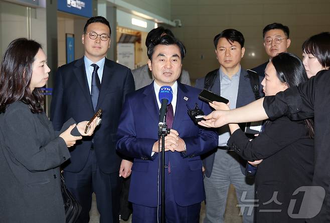 안규백 국방부 장관이 10일 오전 피트 헤그세스 미국 국방부(전쟁부) 장관과 회담을 위해 인천국제공항 제2터미널에서 워싱턴D.C로 출국 전 취재진과 인터뷰를 하고 있다. 2026.5.10 ⓒ 뉴스1 김진환 기자