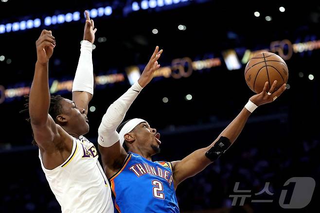 NBA 오클라호마시티 선더가 10일(한국시간) 열린 2025-26 NBA 서부 콘퍼런스 준결승 3차전에서 LA 레이커스를 131-108로 제압했다. ⓒ AFP=뉴스1