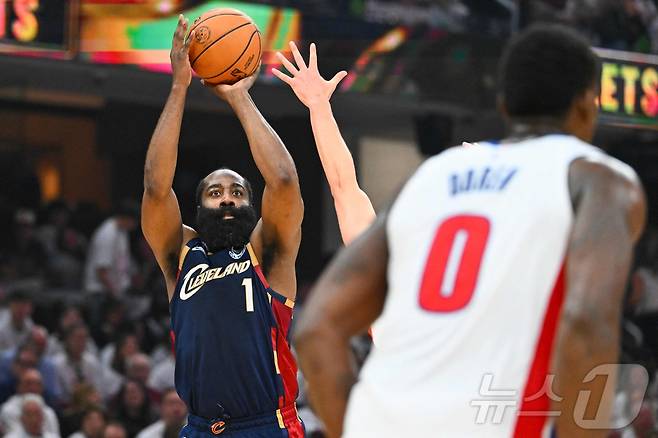 클리블랜드 캐벌리어스의 제임스 하든이 10일(한국시간) 열린 디트로이트 피스턴스와 2025-26 NBA 동부 콘퍼런스 준결승 3차전에서 슛을 던지고 있다. ⓒ AFP=뉴스1