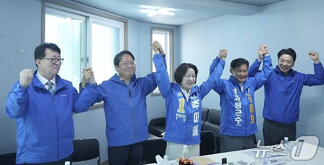 10일 임광현 경기도의원(왼쪽부터)과 김승원 더불어민주당 경기도당 위원장, 추미애 경기도지사 후보, 김경호 가평군수 후보, 부승찬 국회의원(용인병)이  김경호 후보 선거사무실에서 정책간담회를 갖기 전 손을 맞잡고 6·3 지방선거 승리와 가평 발전을 다짐하고 있다. (민주당 경기도당 제공. 재판매 및 DB 금지) 2026.5.10/뉴스1