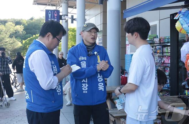 선거사무소 개소식을 생략한 김상욱 더불어민주당 울산시장 예비후보가 10일 울산대공원 정문 광장에서 시민과 만나 통학 문제에 대해 논의하고 있다.2026.5.10. ⓒ 뉴스1 김세은 기자