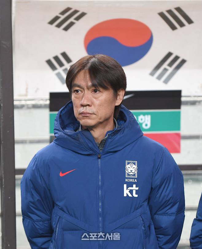 홍명보 감독이 지난해 11월18일 서울월드컵경기장에서 열린 남자축구 국가대표 평가전 가나와 경기 전 그라운드를 응시하고 있다. 상암 | 최승섭기자 thunder@sportsseoul.com
