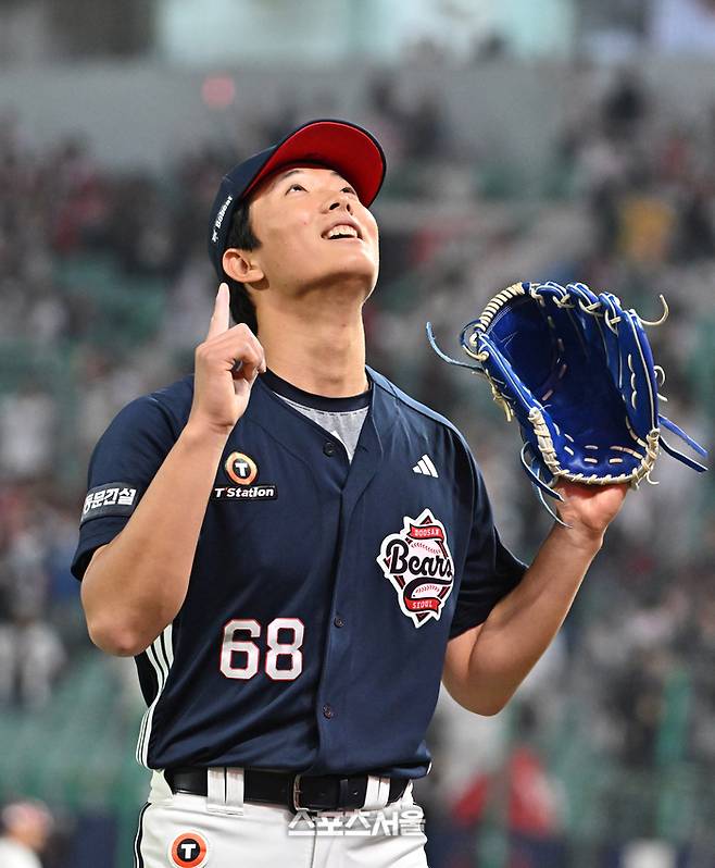 두산 최민석이 14일 인천SSG랜더스필드에서 열린 2026 KBO리그 SSG전 6회초 수비를 마친 뒤 세리머니를 하고 있다. 문학 | 박진업 기자 upandup@sportsseoul.com