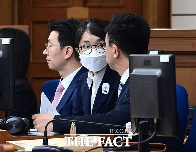 도이치모터스 주가조작과 명태균 공천개입, 통일교 청탁·뇌물 수수 의혹 혐의 등으로 구속기소 된 김건희 씨(파면된 전직 대통령 윤석열의 아내)가 24일 오후 서울 서초구 서울중앙지방법원에서 열린 첫 재판에 출석해 최지우 변호사와 이야기를 나누고 있다. <2025.9.24 사진공동취재단>