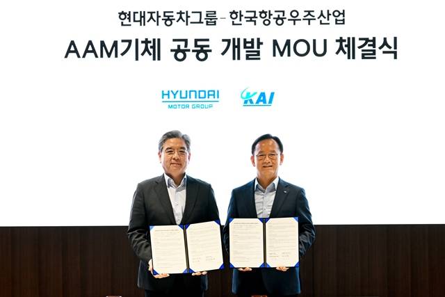 8일 서울 서초구 현대차·기아 본사에서 열린 'AAM 기체 공동 개발 업무협약(MOU) 체결식'에서 (왼쪽부터) 장재훈 현대차그룹 부회장과 김종출 KAI 사장이 기념촬영을 하고 있다. /현대차그룹