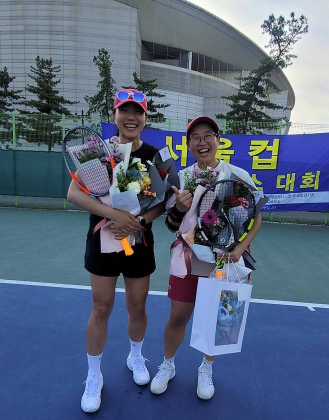 서울컵 개나리부에서 우승한 김유리와 김민주가 환호하고 있다.