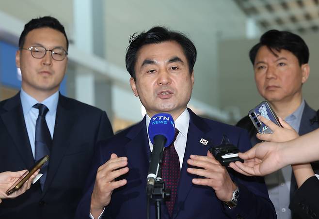 미국을 방문하는 안규백 국방부 장관이 10일 인천국제공항 제2터미널에서 취재진 질문에 답하고 있다. /연합뉴스
