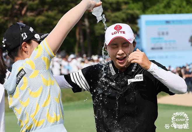 김효주(오른쪽)가 11일 KLPGA투어 NH투자증권 레이디스 챔피언십 정상에 오른 뒤 우승 경쟁을 했던 박현경으로부터 축하의 물세례를 받고 있다. KLPGA투어 제공
