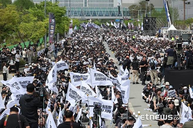 삼성전자 노동조합 공동투쟁본부 조합원들이 지난달 경기도 평택시 삼성전자 평택캠퍼스 앞에서 열린 결의대회에서 구호를 외치고 있다.