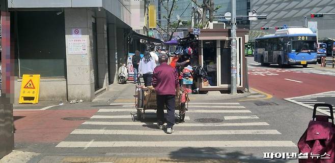 지난달 23일 서울 동대문구 일대에서 폐지를 줍고 있는 노인. 사진=한승곤 기자