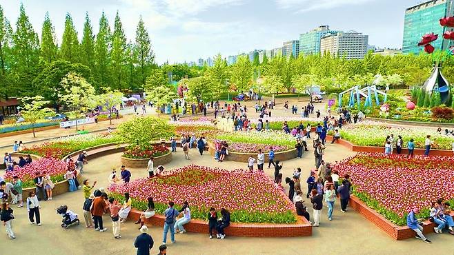 10일 고양특례시 일산호수공원에서 열린 '2026 고양국제꽃박람회' 모습. 관람객들이 형형색색의 꽃들을 배경으로 사진을 찍고 있다. 사진=김경수 기자