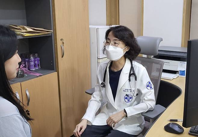 환자를 문진하고 있는 이진영 온병원 감염내과 과장. 온병원 제공