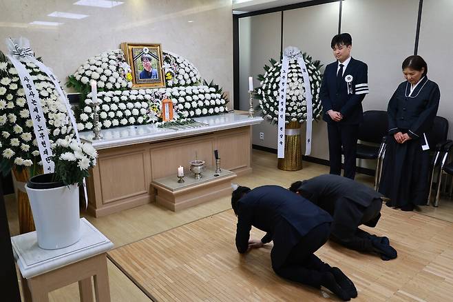 노무현 전 대통령의 차량을 21년간 운전한 수행비서 고 최영씨가 10일 오전 서울 국립중앙의료원에서 별세했다. 이날 추모객이 조문하고 있다. 정용일 선임기자 yongil@hani.co.kr