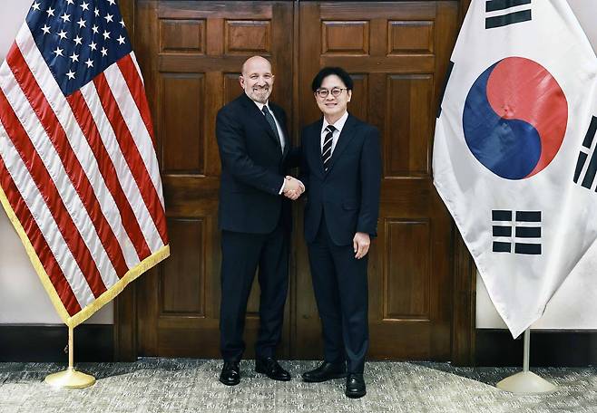 김정관 산업통상부 장관이 8일 미국 워싱턴 상무부 회의실에서 하워드 러트닉 미국 상무부 장관과 악수하고 있다. 산업통상부 제공