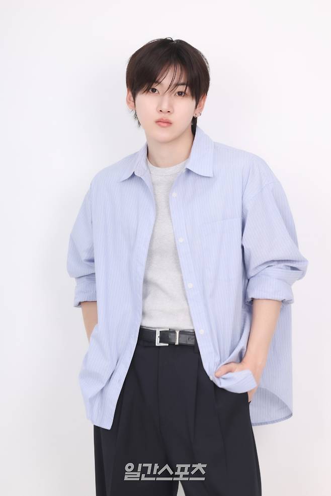 그룹 킥플립 계훈이 7일 서울 중구 순화동 KG타워에서 진행된 일간스포츠와의 인터뷰에 앞서 사진 촬영을 하고 있다. 서병수 기자 qudtn@edaily.co.kr /2026.05.07/