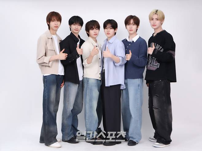 그룹 킥플립 주왕(왼쪽부터), 동화, 케이주, 계훈, 동현, 민제가 7일 서울 중구 순화동 KG타워에서 진행된 일간스포츠와의 인터뷰에 앞서 사진 촬영을 하고 있다. 서병수 기자 qudtn@edaily.co.kr /2026.05.07/