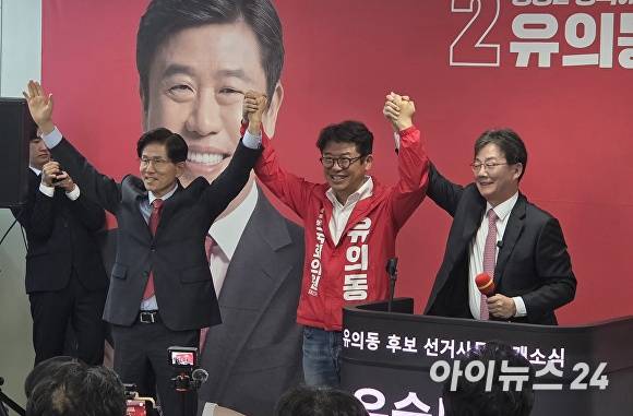 유의동 국회의원(평택을) 후보를 비롯해 김문수 전 대통령 후보와 유승민 전 원내대표가 9일 열린 개소식에서 인사를 하고 있다.  [사진=임정규 기자]