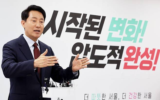 10일 오전 서울 종로구 선거사무소에서 진행된 ‘서울 교통 대전환’ 공약 발표 기자회견에서 오세훈 국민의힘 서울시장 후보가 교통분야 공약을 설명하고 있다. 뉴스1