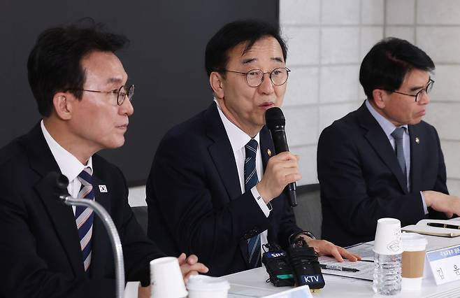 김윤덕 국토교통부 장관이 지난달 8일 오후 서울 중구 국토발전전시관에서 열린 정부·건설·금융업계, 중동상황 대응 합동 간담회에서 모두발언을 하고 있다. 뉴스1