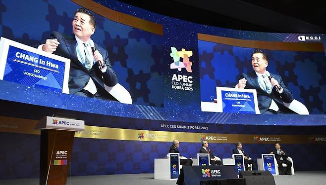 장인화 포스코그룹 회장이 2025년 아시아태평양경제협력체(APEC) 정상회의 CEO 서밋에서 발언하고 있다. 사진=최혁 한국경제신문 기자