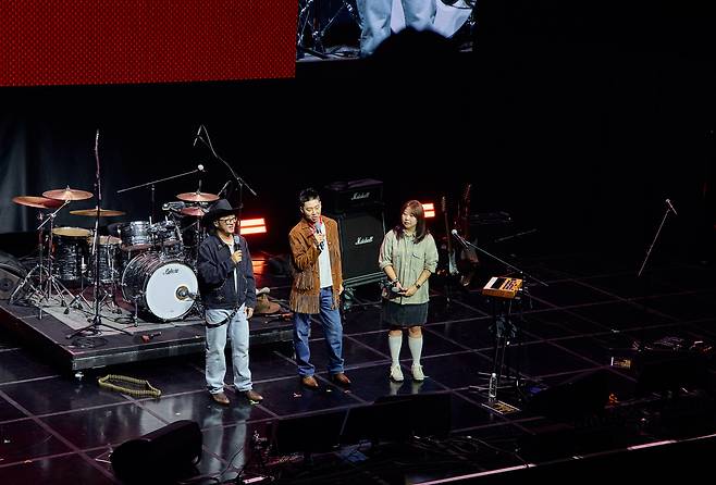 9일 서울 영등포구 명화라이브홀에서 열린 <B주류초대석 비밀파티> 무대에서 (왼쪽부터) 드러머 김간지, 음악 프로듀서 허키 시바세키, 김민경 민음사 편집자가 대화를 나누고 있다. 토스 제공