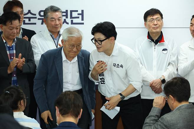 한 후보 곁엔 ‘원조 보수’ 논객 한동훈 부산 북갑 국회의원 보궐선거 무소속 후보가 10일 선거사무소 개소식에서 조갑제 조갑제닷컴 대표를 소개하고 있다. 연합뉴스