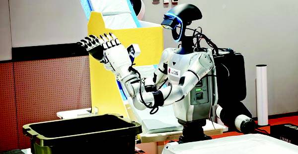 인간의 개입 없이 여러 대의 로봇이 물류 현장에서 자율적으로 임무를 수행한다. 사진은 LG CNS가 국내에서 처음 선보인 피지컬웍스 플랫폼 시연 모습.   정옥재 기자