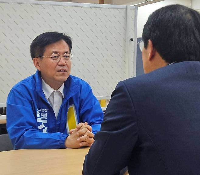 6·3 지방선거 서울 영등포구청장에 도전하는 조유진(왼쪽) 더불어민주당 후보가 대화하고 있는 모습. 조 후보측 제공