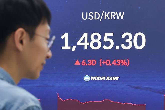 지난달 30일 서울 중구 우리은행 본점 딜링룸 현황판에 원/달러 환율이 표시돼 있다. 연합뉴스